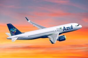 Avião da Azul decolando durante o pôr do sol — aumento de beneficiários no Azul Fidelidade