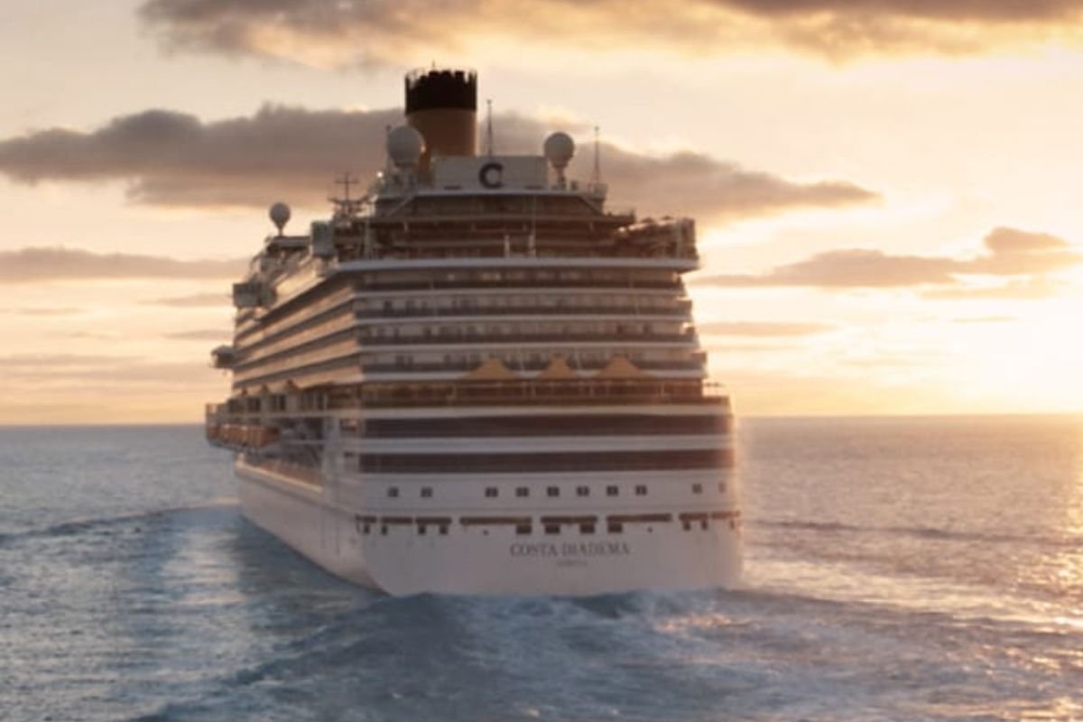 Navio Costa Diadema navegando ao por do sol - Cruzeiro Marítimo
